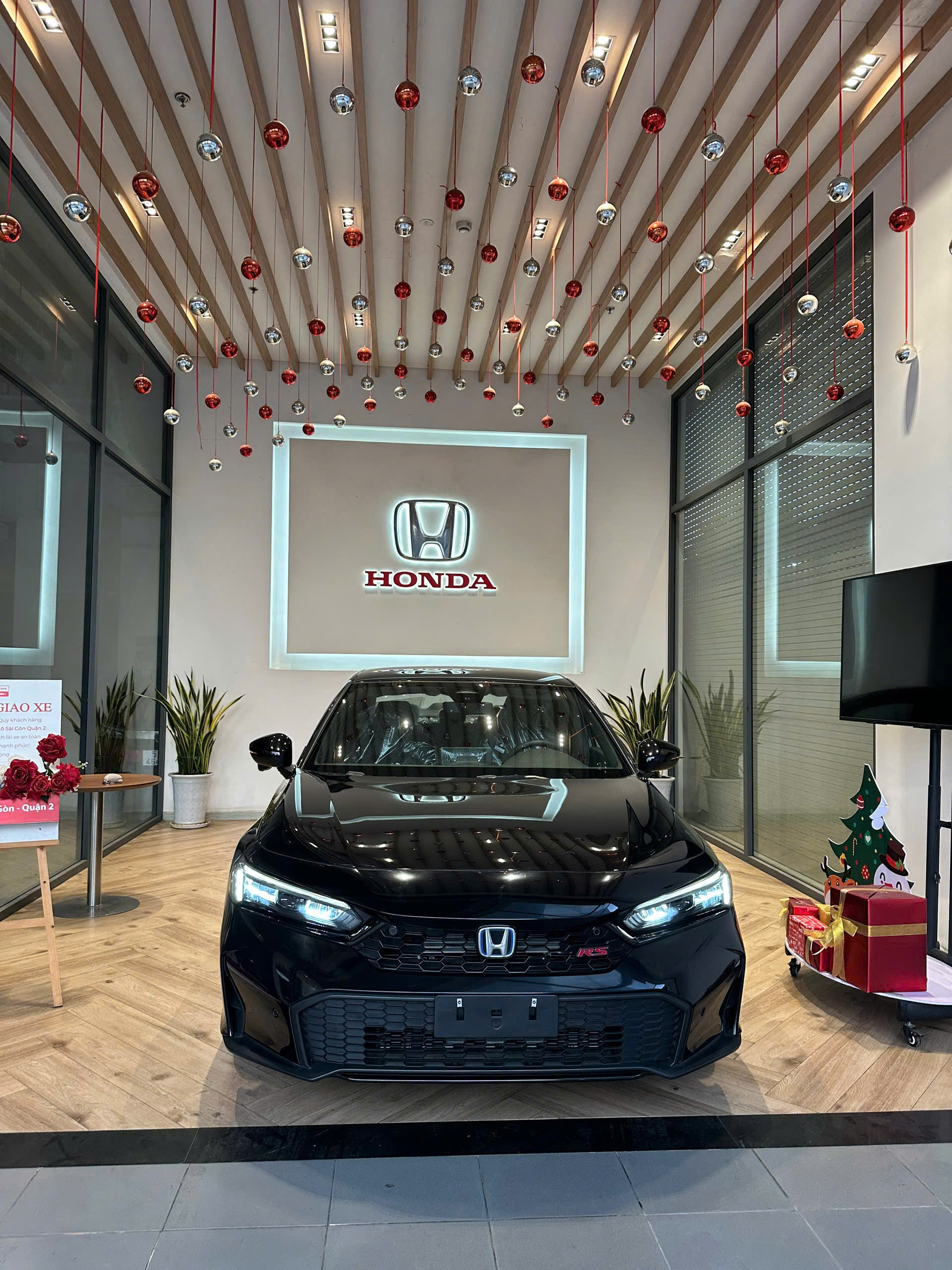 Honda Civic Hybird đen